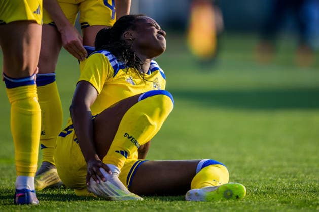 260307 Monica Jusu Bah of Sweden in pain during the FIFA Women™s World Cup Qualifier football match between Serbia and Sweden on March 7, 2026 in Stara Pazova. Photo: Ludvig Thunman BILDBYRAN kod LT LT0784 fotboll football soccer fotball vm-kval kval fifa womens world cup qualifier qualifier serbien serbia sverige sweden dam bbeng skada Copyright: LUDVIGxTHUNMAN BB260307LT059
