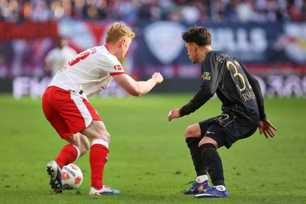 Leipzig, Sachsen, Deutschland, 07.03.2026: Red-Bull-Arena: 25. Spieltag, Saison 2025 26, 1. Fußball-Bundesliga: RB Leipzig - FC Augsburg: Nicolas Seiwald (13, RBL) und Fabian Rieder (32, FCA)