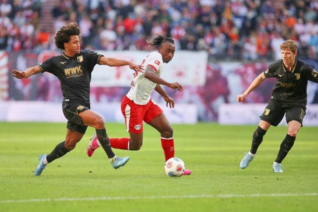 Leipzig, Sachsen, Deutschland, 07.03.2026: Red-Bull-Arena: 25. Spieltag, Saison 2025 26, 1. Fußball-Bundesliga: RB Leipzig - FC Augsburg: Han-Noah Massengo (4, FCA), Yan Diomande (49, RBL) und Kristijan Jakic (17, FCA)