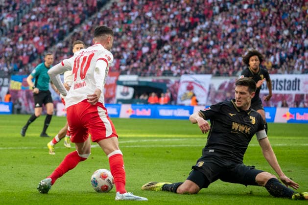 GER, Leipzig, Fußball, DFL Bundesliga, 25. Spieltag, RB Leipzig vs. FC Augsburg im Bild v.l.: Romulo (RB Leipzig 40), Keven Schlotterbeck (FC Augsburg 31), Zweikampf 07.03.2025, Red-Bull Arena Leipzig DFL DFB REGULATIONS PROHIBIT ANY USE OF PHOTOGRAPHS AS IMAGE SEQUENCES AND OR QUASI-VIDEO,