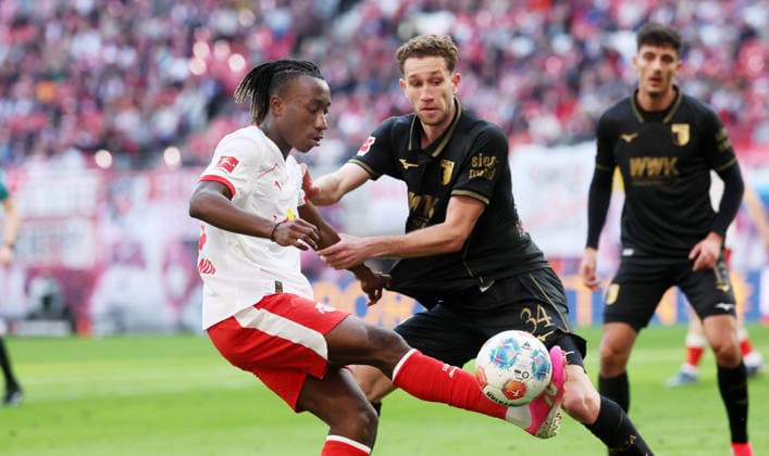 RB Leipzig - Augsburg Bundesliga Leipzig, 07.03.2026, Red Bull Arena, Fußball, 1.Bundesliga, 25.Spieltag , RB Leipzig vs. FC Augsburg , Im Bild von links: Yan Diomande (49, RB Leipzig), Arthur Chaves (34, Augsburg). , Nur zur redaktionellen Nutzung. Only editorial use. , DFL DFB regulations prohibit any use of photographs as image sequences and or quasi-video. ,