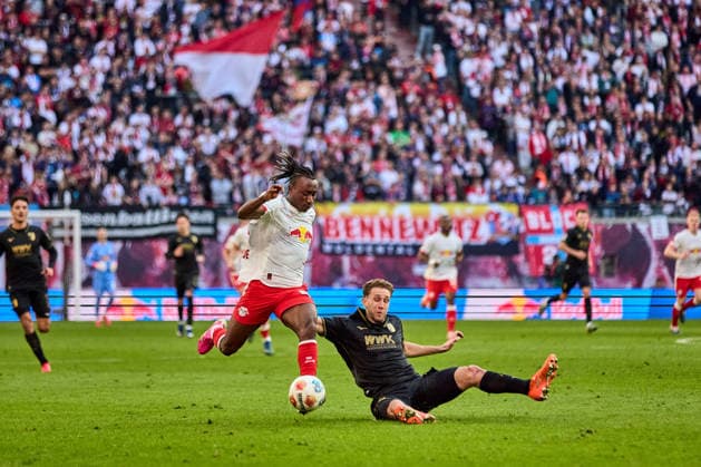 07.03.2026, Fußball, Männer, Bundesliga, 2025 2026, RB Leipzig - FC Augsburg Yan Diomande (49, RB Leipzig), Freisteller, Aktion, mit Ball, Zweikampf, mit Fans im Hintergrund Leipzig Red Bull Arena Sachsen Deutschland