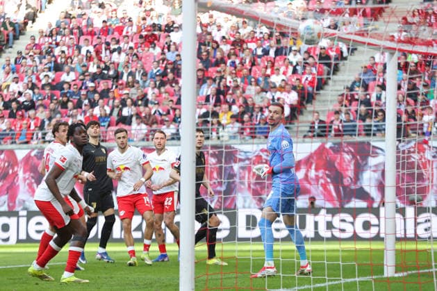 1. Fußball Bundesliga: RB Leipzig - FC Augsburg; 07.03.2026 Tor-Chance für Augsburg. alle Spieler schauen dem Ball nach, der auf dem Tornetz landet. LEIPZIG, DEUTSCHLAND - MARCH 7: Bundesliga-Spiel RB Leipzig - FC Augsburg in der Red Bull Arena am 25. Spieltag der 1. Bundesliga am March 7, 2026 in Leipzig, Deutschland. DFL REGULATIONS PROHIBIT ANY USE OF PHOTOGRAPHS AS IMAGE SEQUENCES AND OR QUASI-VIDEO.