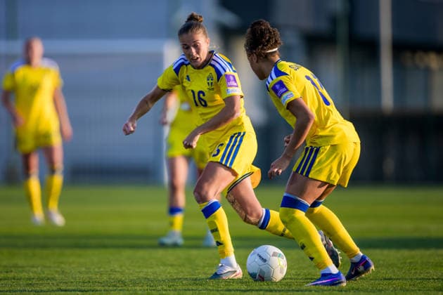 260307 Filippa Angeldahl and Felicia Schröder of Sweden during the FIFA Women™s World Cup Qualifier football match between Serbia and Sweden on March 7, 2026 in Stara Pazova. Photo: Ludvig Thunman BILDBYRAN kod LT LT0784 fotboll football soccer fotball vm-kval kval fifa womens world cup qualifier qualifier serbien serbia sverige sweden dam bbeng Copyright: LUDVIGxTHUNMAN BB260307LT072