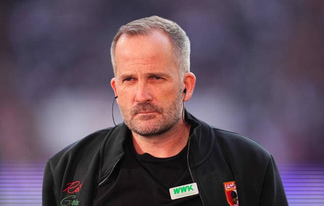 Manuel Baum (FC Augsburg) schaut waehrend des spiels der 1.Bundesliga zwischen RB¯Leipzig¯gegen¯FC¯Augsburg, Red¯Bull¯Arena, Leipzig, Germany am 07. March 2026. (Foto von Thor Wegner DeFodi Images) +++ Manuel Baum (FC Augsburg) looks on during RB¯Leipzig¯and¯FC¯Augsburg at Red¯Bull¯Arena, Leipzig, Germany on March 7, 2026. Thor Wegner DeFodi Images . (Photo by DeFodi Images) -