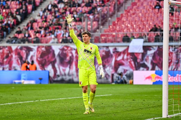 Fußball I Herren I Saison 2025-2026 I Bundesliga I 25. Spieltag I RB Leipzig - FC Augsburg I 07.03.2026 Finn Dahmen (1, FC Augsburg) Freisteller, Nahaufnahme, Porträt, Portrait, Einzelfoto, Einzelbild, Körper Leipzig Red Bull Arena Sachsen Deutschland