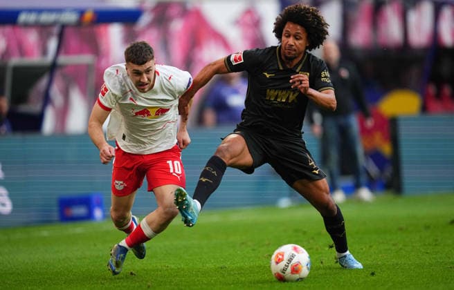 Brajan Gruda (RB Leipzig ) und Han-Noah Massengo (FC Augsburg) kämpfen um den ball waehrend des spiels der 1.Bundesliga zwischen RB¯Leipzig¯gegen¯FC¯Augsburg, Red¯Bull¯Arena, Leipzig, Germany am 07. March 2026. (Foto von Thor Wegner DeFodi Images) +++ Brajan Gruda (RB Leipzig ) and Han-Noah Massengo (FC Augsburg) battle for the ball during RB¯Leipzig¯and¯FC¯Augsburg at Red¯Bull¯Arena, Leipzig, Germany on March 7, 2026. Thor Wegner DeFodi Images . (Photo by DeFodi Images) -