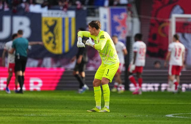 Finn Dahmen (FC Augsburg) gestikuliert waehrend des spiels der 1.Bundesliga zwischen RB¯Leipzig¯gegen¯FC¯Augsburg, Red¯Bull¯Arena, Leipzig, Germany am 07. March 2026. (Foto von Thor Wegner DeFodi Images) +++ Finn Dahmen (FC Augsburg) gestures during RB¯Leipzig¯and¯FC¯Augsburg at Red¯Bull¯Arena, Leipzig, Germany on March 7, 2026. Thor Wegner DeFodi Images . (Photo by DeFodi Images) -