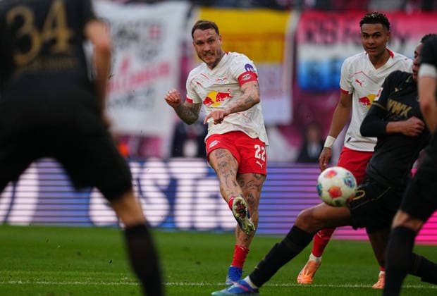 David Raum (RB Leipzig ) schießt aufs Tor waehrend des spiels der 1.Bundesliga zwischen RB¯Leipzig¯gegen¯FC¯Augsburg, Red¯Bull¯Arena, Leipzig, Germany am 07. March 2026. (Foto von Thor Wegner DeFodi Images) +++ David Raum (RB Leipzig ) shoots on goal during RB¯Leipzig¯and¯FC¯Augsburg at Red¯Bull¯Arena, Leipzig, Germany on March 7, 2026. Thor Wegner DeFodi Images . (Photo by DeFodi Images) -