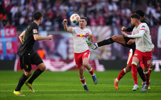 Noahkai Banks (FC Augsburg) und Brajan Gruda (RB Leipzig ) kämpfen um den ball waehrend des spiels der 1.Bundesliga zwischen RB¯Leipzig¯gegen¯FC¯Augsburg, Red¯Bull¯Arena, Leipzig, Germany am 07. March 2026. (Foto von Thor Wegner DeFodi Images) +++ Noahkai Banks (FC Augsburg) and Brajan Gruda (RB Leipzig ) battle for the ball during RB¯Leipzig¯and¯FC¯Augsburg at Red¯Bull¯Arena, Leipzig, Germany on March 7, 2026. Thor Wegner DeFodi Images . (Photo by DeFodi Images) -