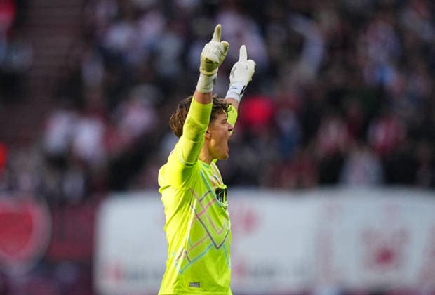 Finn Dahmen (FC Augsburg) feiern waehrend des spiels der 1.Bundesliga zwischen RB¯Leipzig¯gegen¯FC¯Augsburg, Red¯Bull¯Arena, Leipzig, Germany am 07. March 2026. (Foto von Thor Wegner DeFodi Images) +++ Finn Dahmen (FC Augsburg) celebrate during RB¯Leipzig¯and¯FC¯Augsburg at Red¯Bull¯Arena, Leipzig, Germany on March 7, 2026. Thor Wegner DeFodi Images . (Photo by DeFodi Images) -