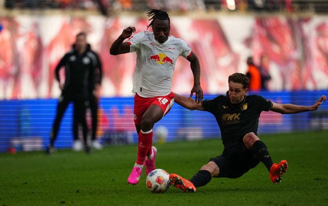 Yan Diomande (RB Leipzig ) und Noahkai Banks (FC Augsburg) kämpfen um den ball waehrend des spiels der 1.Bundesliga zwischen RB¯Leipzig¯gegen¯FC¯Augsburg, Red¯Bull¯Arena, Leipzig, Germany am 07. March 2026. (Foto von Thor Wegner DeFodi Images) +++ Yan Diomande (RB Leipzig ) and Noahkai Banks (FC Augsburg) battle for the ball during RB¯Leipzig¯and¯FC¯Augsburg at Red¯Bull¯Arena, Leipzig, Germany on March 7, 2026. Thor Wegner DeFodi Images . (Photo by DeFodi Images) -