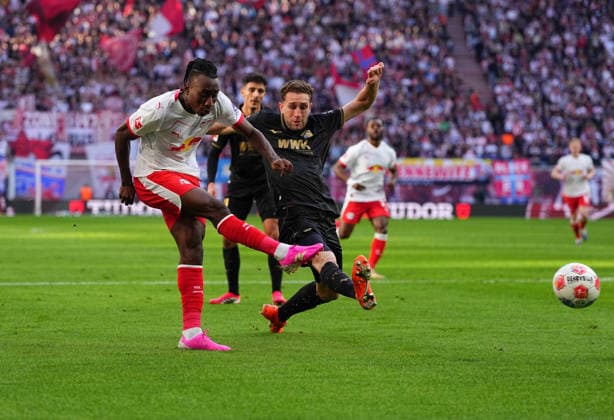 Yan Diomande (RB Leipzig ) schießt aufs Tor waehrend des spiels der 1.Bundesliga zwischen RB¯Leipzig¯gegen¯FC¯Augsburg, Red¯Bull¯Arena, Leipzig, Germany am 07. March 2026. (Foto von Thor Wegner DeFodi Images) +++ Yan Diomande (RB Leipzig ) shoots on goal during RB¯Leipzig¯and¯FC¯Augsburg at Red¯Bull¯Arena, Leipzig, Germany on March 7, 2026. Thor Wegner DeFodi Images . (Photo by DeFodi Images) -