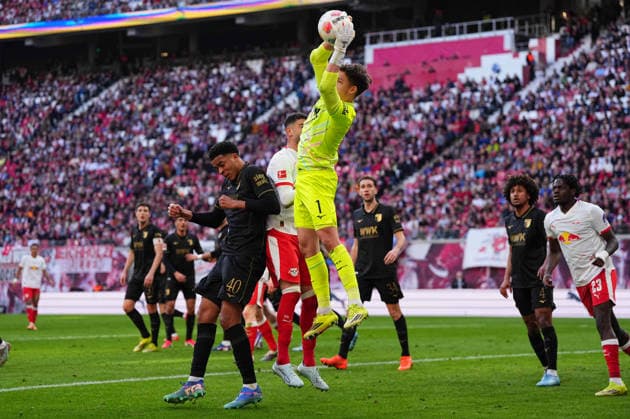 Finn Dahmen (FC Augsburg) in Aktion waehrend des spiels der 1.Bundesliga zwischen RB¯Leipzig¯gegen¯FC¯Augsburg, Red¯Bull¯Arena, Leipzig, Germany am 07. March 2026. (Foto von Thor Wegner DeFodi Images) +++ Finn Dahmen (FC Augsburg) controls the ball during RB¯Leipzig¯and¯FC¯Augsburg at Red¯Bull¯Arena, Leipzig, Germany on March 7, 2026. Thor Wegner DeFodi Images . (Photo by DeFodi Images) -