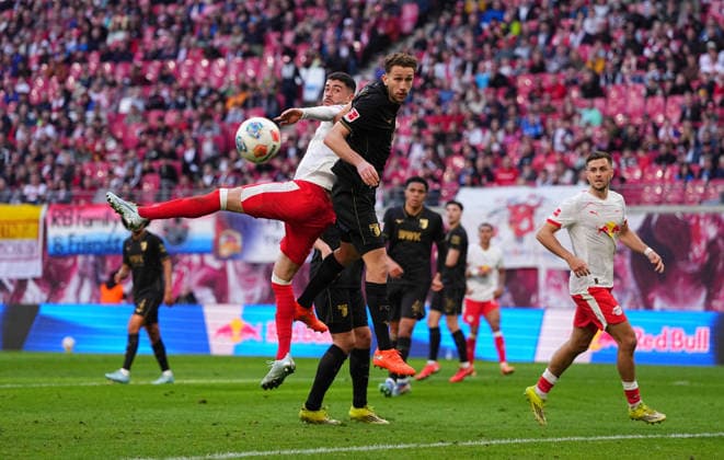 RÃ mulo (RB Leipzig ) Köpfe waehrend des spiels der 1.Bundesliga zwischen RB¯Leipzig¯gegen¯FC¯Augsburg, Red¯Bull¯Arena, Leipzig, Germany am 07. March 2026. (Foto von Thor Wegner DeFodi Images) +++ RÃ mulo (RB Leipzig ) heads during RB¯Leipzig¯and¯FC¯Augsburg at Red¯Bull¯Arena, Leipzig, Germany on March 7, 2026. Thor Wegner DeFodi Images . (Photo by DeFodi Images) -
