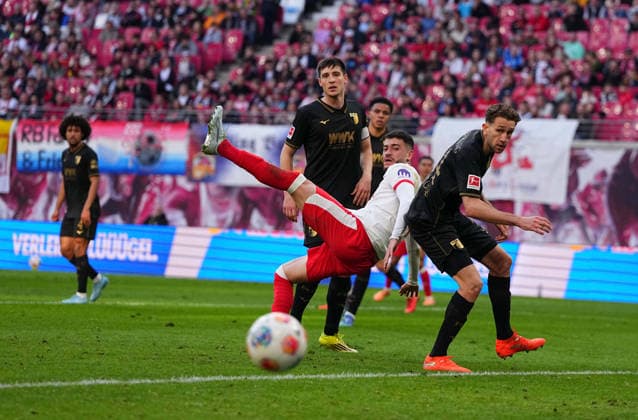 RÃ mulo (RB Leipzig ) Köpfe waehrend des spiels der 1.Bundesliga zwischen RB¯Leipzig¯gegen¯FC¯Augsburg, Red¯Bull¯Arena, Leipzig, Germany am 07. March 2026. (Foto von Thor Wegner DeFodi Images) +++ RÃ mulo (RB Leipzig ) heads during RB¯Leipzig¯and¯FC¯Augsburg at Red¯Bull¯Arena, Leipzig, Germany on March 7, 2026. Thor Wegner DeFodi Images . (Photo by DeFodi Images) -