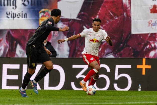 GER, Bundesliga, RB Leipzig - FC Augsburg. 07.03.2026, Red Bull Arena, Leipzig, GER, Bundesliga, RB Leipzig - FC Augsburg. Antonio Nusa (RB Leipzig 7) im Zweikampf gegen Noahkai Banks (FC Augsburg 40) Â