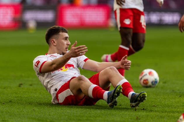 GER, Bundesliga, RB Leipzig - FC Augsburg. 07.03.2026, Red Bull Arena, Leipzig, GER, Bundesliga, RB Leipzig - FC Augsburg. Brajan Gruda (RB Leipzig 10) am Boden Â