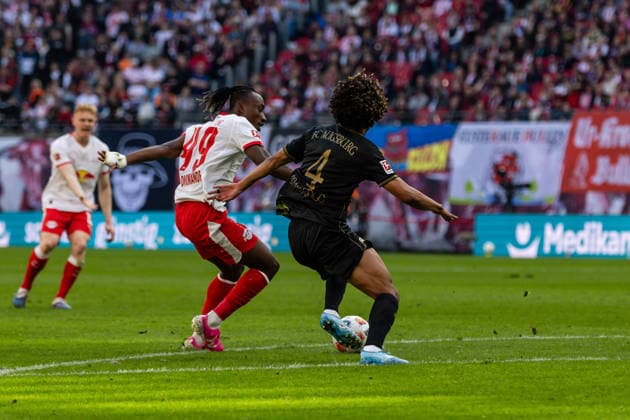 GER, Bundesliga, RB Leipzig - FC Augsburg. 07.03.2026, Red Bull Arena, Leipzig, GER, Bundesliga, RB Leipzig - FC Augsburg. Yan Diomande (RB Leipzig 49) im Zweikampf gegen Han-Noah Massengo (FC Augsburg 4) Â