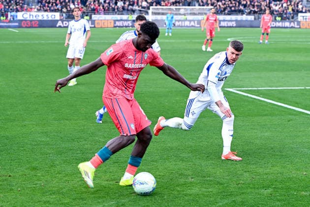 Cagliari s Michel Ndary Adopo in action during the Serie A soccer match between Cagliari Calcio and Como at the Unipol Domus in Cagliari, Sardinia - Saturday 7th March 2026. - Soccer  Copyright: x Â®xGianlucaxZuddas LaPressex