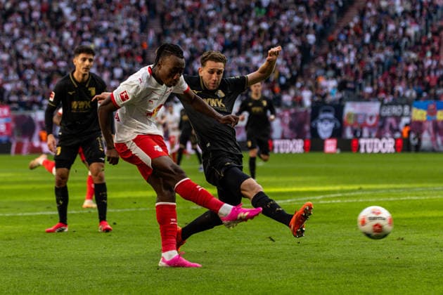 GER, Bundesliga, RB Leipzig - FC Augsburg. 07.03.2026, Red Bull Arena, Leipzig, GER, Bundesliga, RB Leipzig - FC Augsburg. Yan Diomande (RB Leipzig 49) im Zweikampf gegen Arthur Chaves (FC Augsburg 34) Â