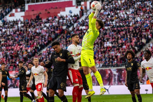 GER, Bundesliga, RB Leipzig - FC Augsburg. 07.03.2026, Red Bull Arena, Leipzig, GER, Bundesliga, RB Leipzig - FC Augsburg. Finn Dahmen (FC Augsburg 1) sichert sich den Ball gegen Romulo Cardoso (RB Leipzig 40) Â