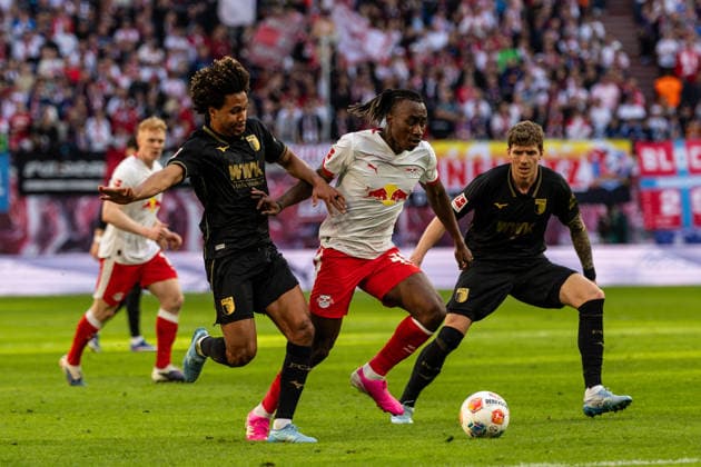 GER, Bundesliga, RB Leipzig - FC Augsburg. 07.03.2026, Red Bull Arena, Leipzig, GER, Bundesliga, RB Leipzig - FC Augsburg. Yan Diomande (RB Leipzig 49) im Zweikampf gegen Han-Noah Massengo (FC Augsburg 4) Â