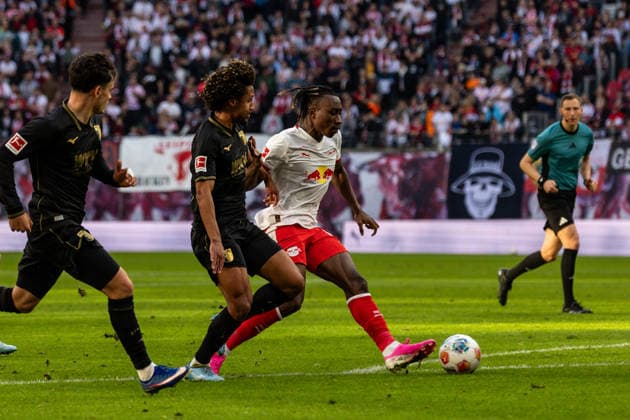 GER, Bundesliga, RB Leipzig - FC Augsburg. 07.03.2026, Red Bull Arena, Leipzig, GER, Bundesliga, RB Leipzig - FC Augsburg. Yan Diomande (RB Leipzig 49) im Zweikampf gegen Han-Noah Massengo (FC Augsburg 4) Â
