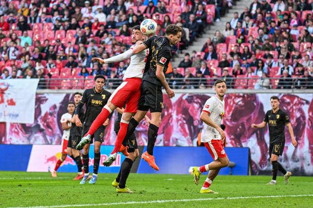 Fußball I Herren I Saison 2025-2026 I Bundesliga I 25. Spieltag I RB Leipzig - FC Augsburg I 07.03.2026 Zweikampf Romulo Cardoso (40, RB Leipzig) gegen Arthur Chaves (34, FC Augsburg) Leipzig Red Bull Arena Sachsen Deutschland