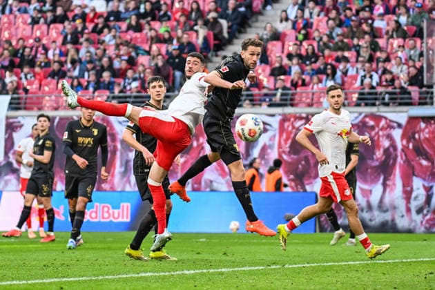 Fußball I Herren I Saison 2025-2026 I Bundesliga I 25. Spieltag I RB Leipzig - FC Augsburg I 07.03.2026 Zweikampf Romulo Cardoso (40, RB Leipzig) gegen Arthur Chaves (34, FC Augsburg) Leipzig Red Bull Arena Sachsen Deutschland