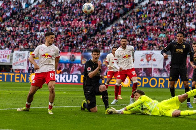 GER, Bundesliga, RB Leipzig - FC Augsburg. 07.03.2026, Red Bull Arena, Leipzig, GER, Bundesliga, RB Leipzig - FC Augsburg. Finn Dahmen (FC Augsburg 1) sichert sich den Ball gegen Christoph Baumgartner (RB Leipzig 14) Â