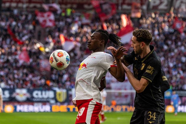 GER, Bundesliga, RB Leipzig - FC Augsburg. 07.03.2026, Red Bull Arena, Leipzig, GER, Bundesliga, RB Leipzig - FC Augsburg. Yan Diomande (RB Leipzig 49) im Zweikampf gegen Arthur Chaves (FC Augsburg 34) Â