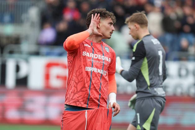 March 7, 2026, Cagliari: Cagliari™s Sebastiano Esposito jubilates after scoring the goal 1-1 during the Italian Serie A soccer match Cagliari calcio vs Como 1907 at the Unipol Domus in Cagliari, Italy, 7 March 2026.ANSA FABIO MURRU Serie A: Cagliari-Como  - ZUMAa110 20260307_zaf_a110_026 Copyright: xFabioxMurrux
