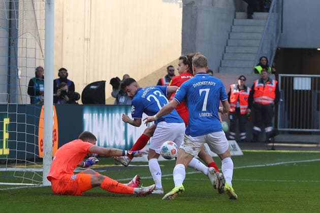 07.03.2026, xtvx, Fussball 2.Bundesliga, SV Darmstadt 98 - Holstein Kiel v.l. Torschuss, has a shot on goal Torwart Timon Weiner (Holstein Kiel) Isac Lidberg (SV Darmstadt 98) (DFL DFB REGULATIONS PROHIBIT ANY USE OF PHOTOGRAPHS as IMAGE SEQUENCES and or QUASI-VIDEO) Darmstadt