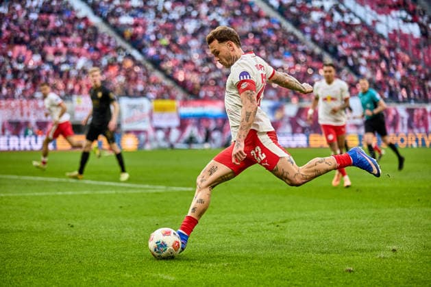 07.03.2026, Fußball, Männer, Bundesliga, 2025 2026, RB Leipzig - FC Augsburg David Raum (22, RB Leipzig), Freisteller, Aktion, mit Ball, Schuss, Flanke Leipzig Red Bull Arena Sachsen Deutschland