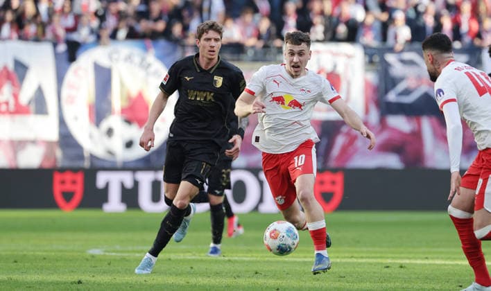 Kristijan Jakic, Brajan Gruda am Ball Zweikampf Spielszene Aktion Fußball Fussball DFL Bundesliga Herren 25. Spieltag Saison 2025 2026 07.03.2026 RasenBallsport RB Leipzig RBL vs. FC Augsburg FCA in der RedBull Arena DFL regulations prohibit any use of photographs as image sequences and or quasi-video.