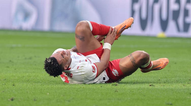 Antonio Nusa angeschlagen am Boden Einzelbild Freisteller Aktion Fußball Fussball DFL Bundesliga Herren 25. Spieltag Saison 2025 2026 07.03.2026 RasenBallsport RB Leipzig RBL vs. FC Augsburg FCA in der RedBull Arena DFL regulations prohibit any use of photographs as image sequences and or quasi-video.