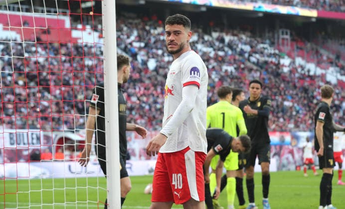 Romulo enttäuscht nach vergebener Torchance Enttäuschung Fußball Fussball DFL Bundesliga Herren 25. Spieltag Saison 2025 2026 07.03.2026 RasenBallsport RB Leipzig RBL vs. FC Augsburg FCA in der RedBull Arena DFL regulations prohibit any use of photographs as image sequences and or quasi-video.