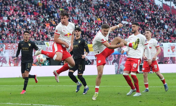 Willi Orban, Christoph Baumgartner, Romulo Zweikampf Spielszene Aktion Fußball Fussball DFL Bundesliga Herren 25. Spieltag Saison 2025 2026 07.03.2026 RasenBallsport RB Leipzig RBL vs. FC Augsburg FCA in der RedBull Arena DFL regulations prohibit any use of photographs as image sequences and or quasi-video.