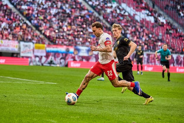 07.03.2026, Fußball, Männer, Bundesliga, 2025 2026, RB Leipzig - FC Augsburg David Raum (22, RB Leipzig), Freisteller, Aktion, mit Ball, Zweikampf Leipzig Red Bull Arena Sachsen Deutschland