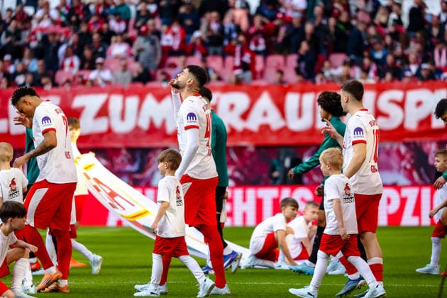 Romulo (RB Leipzig, 40) betritt das Feld, Gebet, RB Leipzig vs. FC Augsburg, Fussball, 1. Bundesliga, 25. Spieltag, Saison 2025 2026, 07.03.2026,¨ DFL REGULATIONS PROHIBIT ANY USE OF PHOTOGRAPHS AS IMAGE SEQUENCES AND OR QUASI-VIDEO,¨ RB Leipzig vs. FC Augsburg, Fussball, 1. Bundesliga, 25. Spieltag, Saison 2025 2026, 07.03.2026 Leipzig