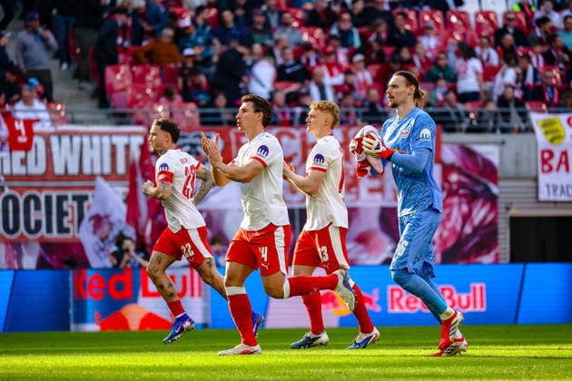 David Raum (RB Leipzig, 22), Willi Orban (RB Leipzig, 04), Nicolas Seiwald (RB Leipzig, 13), Maarten Vandevoordt (RB Leipzig, 26) applaudieren Fans, RB Leipzig vs. FC Augsburg, Fussball, 1. Bundesliga, 25. Spieltag, Saison 2025 2026, 07.03.2026,¨ DFL REGULATIONS PROHIBIT ANY USE OF PHOTOGRAPHS AS IMAGE SEQUENCES AND OR QUASI-VIDEO,¨ RB Leipzig vs. FC Augsburg, Fussball, 1. Bundesliga, 25. Spieltag, Saison 2025 2026, 07.03.2026 Leipzig
