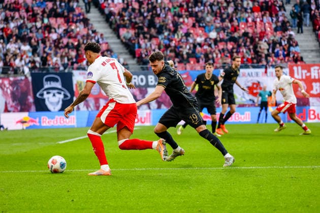 Antonio Nusa (RB Leipzig, 07) am Ball, Zweikampf, Duell, Kampf Robin Fellhauer (FC Augsburg, 19) , RB Leipzig vs. FC Augsburg, Fussball, 1. Bundesliga, 25. Spieltag, Saison 2025 2026, 07.03.2026,¨ DFL REGULATIONS PROHIBIT ANY USE OF PHOTOGRAPHS AS IMAGE SEQUENCES AND OR QUASI-VIDEO,¨ RB Leipzig vs. FC Augsburg, Fussball, 1. Bundesliga, 25. Spieltag, Saison 2025 2026, 07.03.2026 Leipzig