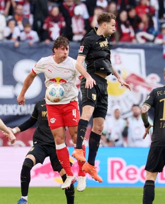 RB Leipzig - Augsburg Bundesliga Leipzig, 07.03.2026, Red Bull Arena, Fußball, 1.Bundesliga, 25.Spieltag , RB Leipzig vs. FC Augsburg , Im Bild von links: Willi Orban (4, RB Leipzig), Arthur Chaves (34, Augsburg). , Nur zur redaktionellen Nutzung. Only editorial use. , DFL DFB regulations prohibit any use of photographs as image sequences and or quasi-video. ,