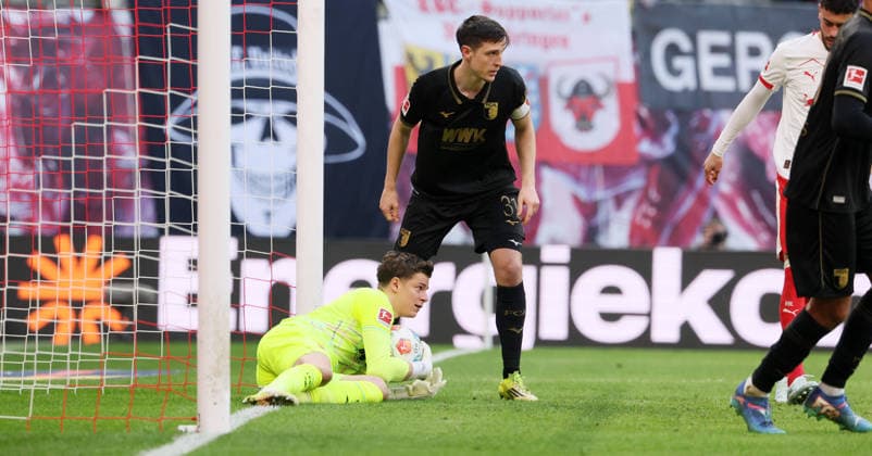 RB Leipzig - Augsburg Bundesliga Leipzig, 07.03.2026, Red Bull Arena, Fußball, 1.Bundesliga, 25.Spieltag , RB Leipzig vs. FC Augsburg , Im Bild von links: Torwart Finn Dahmen ( 1,Augsburg), Keven Schlotterbeck ( 31,Augsburg). , Nur zur redaktionellen Nutzung. Only editorial use. , DFL DFB regulations prohibit any use of photographs as image sequences and or quasi-video. ,