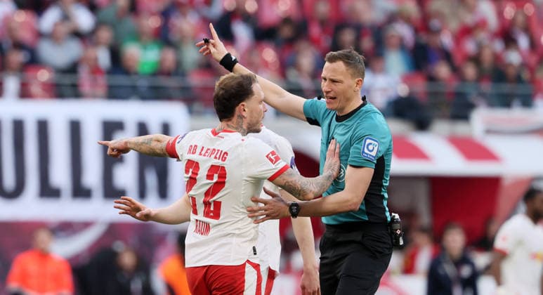 RB Leipzig - Augsburg Bundesliga Leipzig, 07.03.2026, Red Bull Arena, Fußball, 1.Bundesliga, 25.Spieltag , RB Leipzig vs. FC Augsburg , Im Bild von links: David Raum (22, RB Leipzig), Schiedsrichter Martin Petersen. , Nur zur redaktionellen Nutzung. Only editorial use. , DFL DFB regulations prohibit any use of photographs as image sequences and or quasi-video. ,