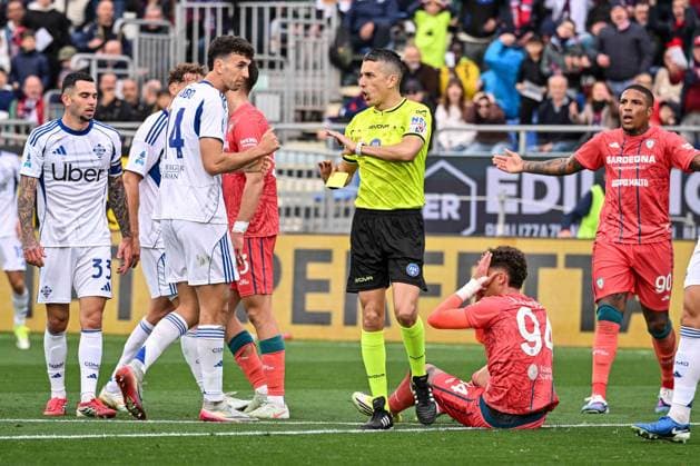 Livio Marinelli, Arbitro, Referee, , Sebastiano Esposito of Cagliari Calcio during Cagliari Calcio vs Como 1907, Italian soccer Serie A match in Cagliari, Italy, March 07 2026  Copyright: xLuigixCanu IPAxSportx xipa-agency.netx xx IPA_72515068 IPA_Agency_IPA72515068
