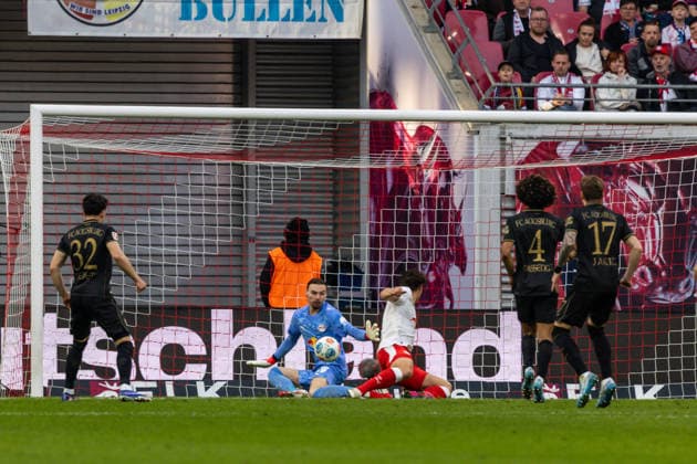 GER, Bundesliga, RB Leipzig - FC Augsburg. 07.03.2026, Red Bull Arena, Leipzig, GER, Bundesliga, RB Leipzig - FC Augsburg. Maarten Vandevoordt (RB Leipzig 26) hält eine Schuss Â