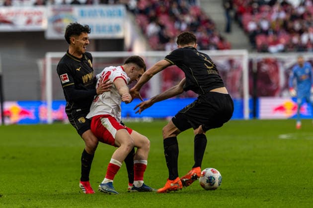 GER, Bundesliga, RB Leipzig - FC Augsburg. 07.03.2026, Red Bull Arena, Leipzig, GER, Bundesliga, RB Leipzig - FC Augsburg. Brajan Gruda (RB Leipzig 10) im Zweikampf gegen Dimitris Giannoulis (FC Augsburg 13) und Arthur Chaves (FC Augsburg 34) Â