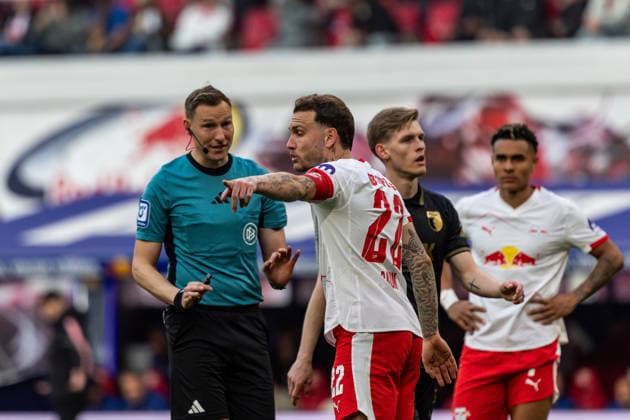 GER, Bundesliga, RB Leipzig - FC Augsburg. 07.03.2026, Red Bull Arena, Leipzig, GER, Bundesliga, RB Leipzig - FC Augsburg. David Raum (RB Leipzig 22) diskutiert mit Martin Petersen, Schiedsrichter Â